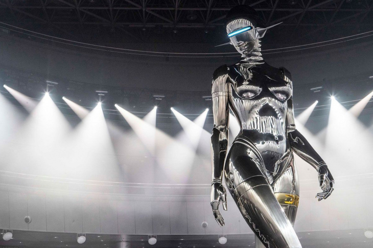 ディオールのショーで巨大ロボット登場！？東京を舞台に近未来な 
